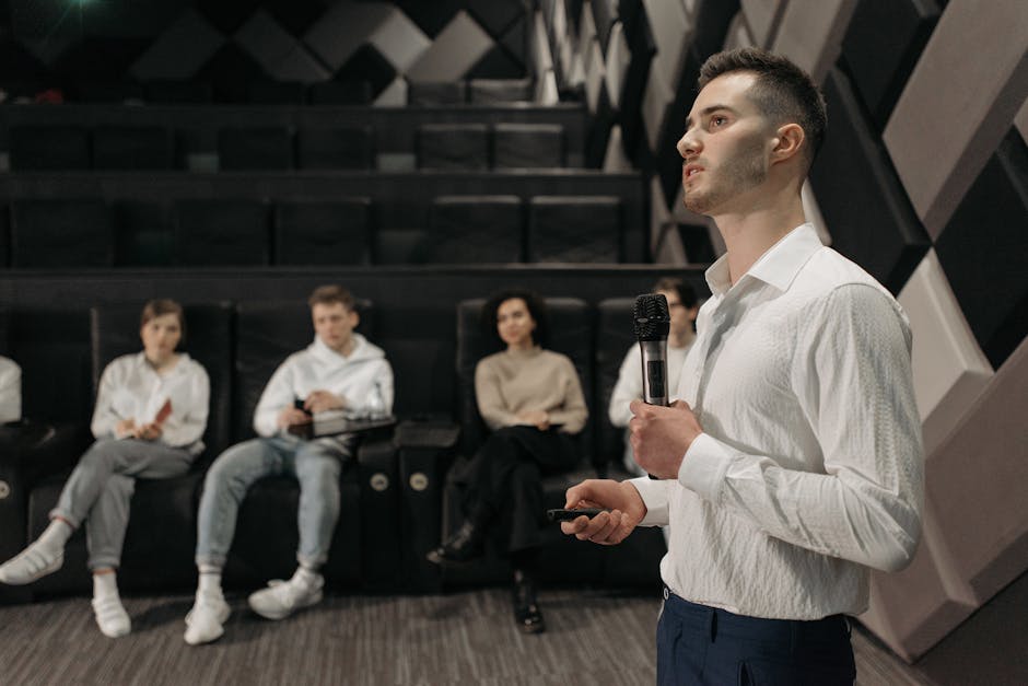 Profesionál hovorí do mikrofónu na podujatí