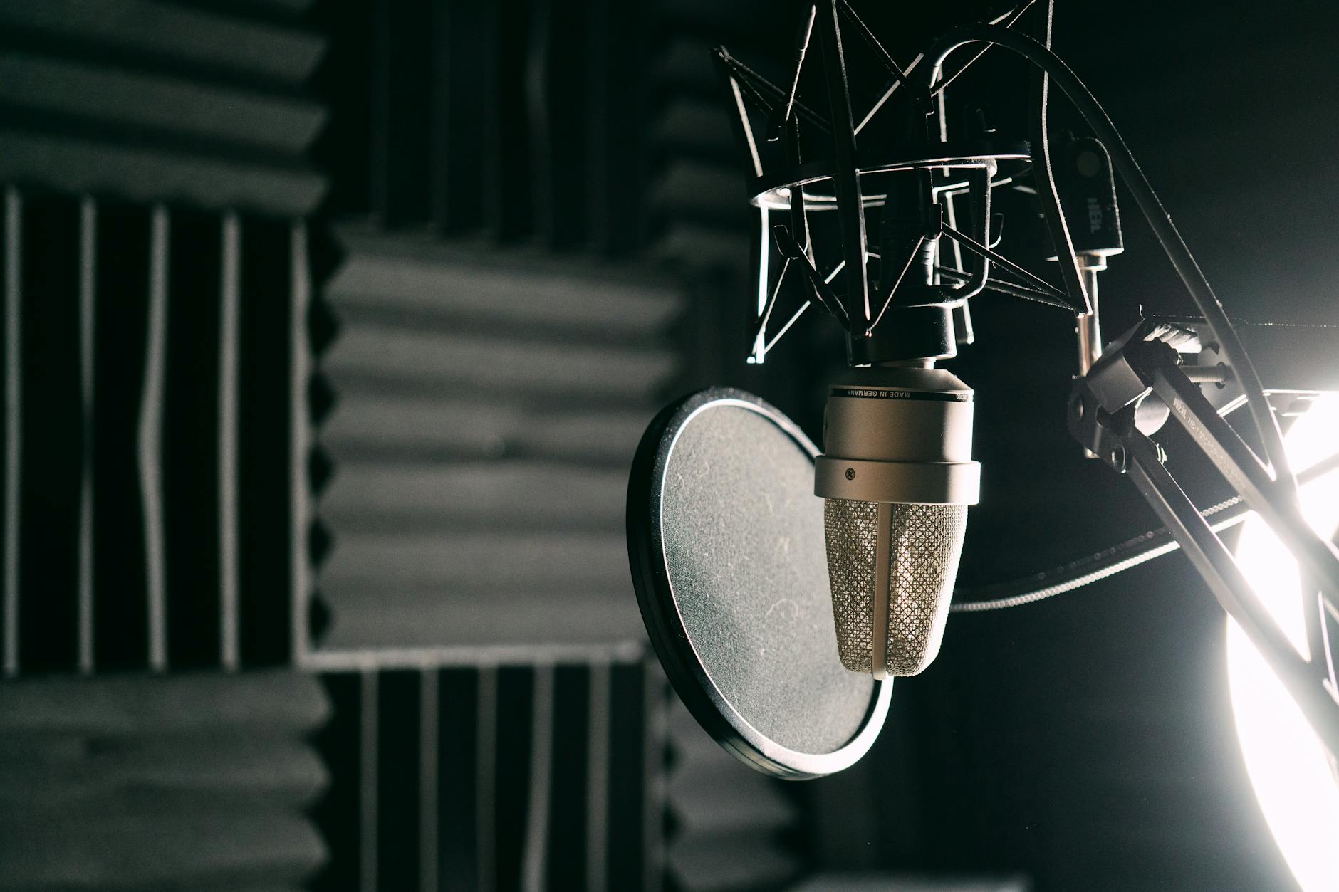 Profesionálne štúdio s mikrofónom pre nahrávanie podcastu